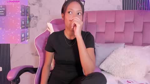 Snapshot of francis_leams chatting on 25, 9, 2025 Laura online show from 25, 9, 2025
