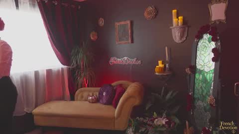 Snapshot of french_devotion chatting on 23, 10, 2025 Louise or Lou 3 online show from 23, 10, 2025