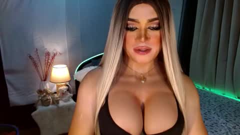 Snapshot of freya_lovestocum chatting on 17, 10, 2025 Miss Frea online show from 17, 10, 2025