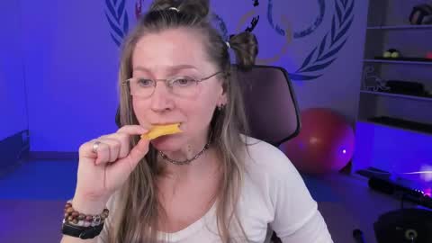 Snapshot of fridatander chatting on 10, 2, 2025 Frida Tander online show from 10, 2, 2025