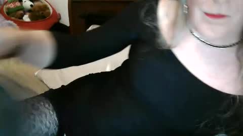 Jessie Love online show from 25, 4, 2026