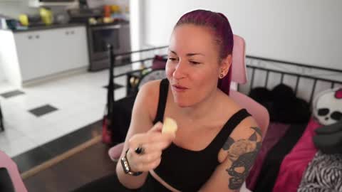 Snapshot of gennyrock chatting on 19, 2, 2025 Genny Rock and online show from 19, 2, 2025