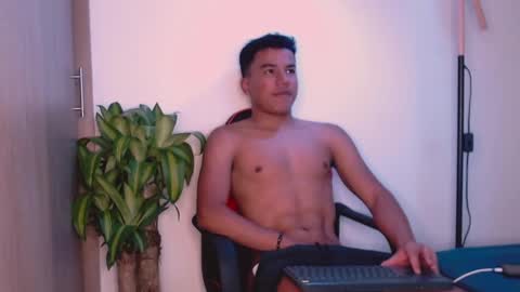 Snapshot of george_cams1 chatting on 22, 12, 2024 Jorge online show from 22, 12, 2024