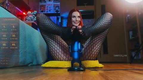 Snapshot of giantess_eva chatting on 10, 1, 2025 Eva online show from 10, 1, 2025