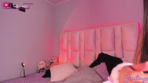 Instagram gisellee  22  online show from 28, 2, 2025