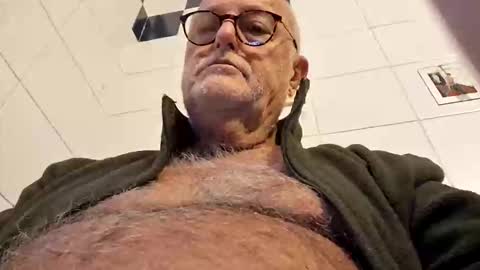 giutomma930394 online show from 3, 11, 2025