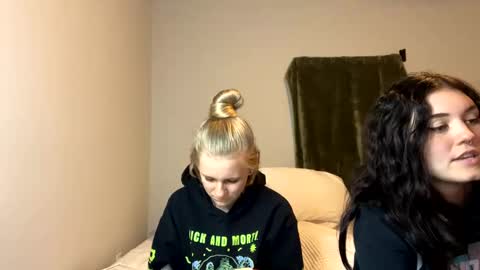 Snapshot of goddessfeyaa chatting on 13, 12, 2024 feyaa22 online show from 13, 12, 2024
