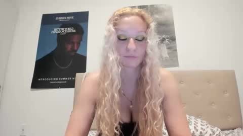 Snapshot of goldiethelight chatting on 4, 12, 2025 goldiethelight online show from 4, 12, 2025