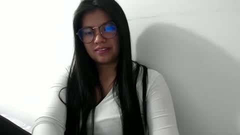 Vane blonde and Hazell black hair online show from 16, 12, 2025