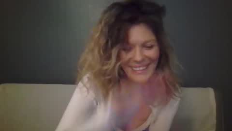 Snapshot of haileys123 chatting on 10, 10, 2025 Hailey online show from 10, 10, 2025