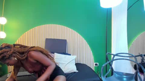 Halley Lorens online show from 2, 12, 2025