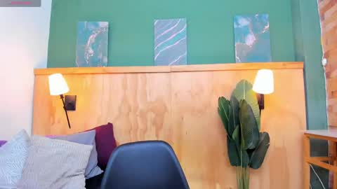 Halley Lorens online show from 18, 4, 2026