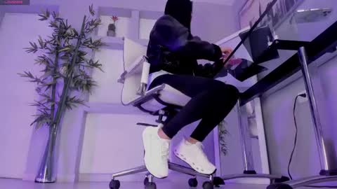 HANNAH HOWELL online show from 17, 9, 2025