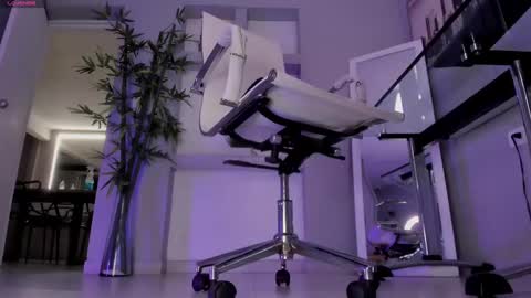 HANNAH HOWELL online show from 24, 9, 2025