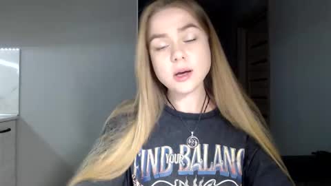 happy_fox_ online show from 15, 4, 2026