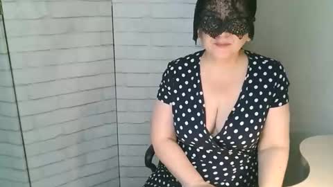 Snapshot of helen_xi chatting on 17, 5, 2026 Helen online show from 17, 5, 2026