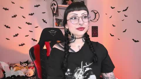 Snapshot of herinfernalmajesty chatting on 8, 10, 2025  Marie  online show from 8, 10, 2025