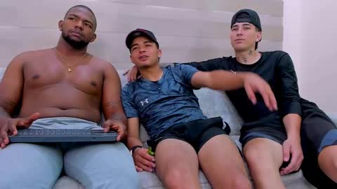 heteros men online show from 27, 2, 2025