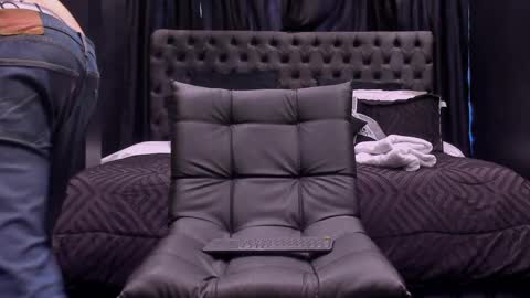 heteros men online show from 7, 4, 2026