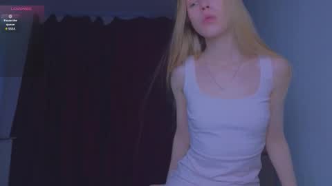 Snapshot of hihi_im_chloe chatting on 22, 10, 2025 Chloe online show from 22, 10, 2025