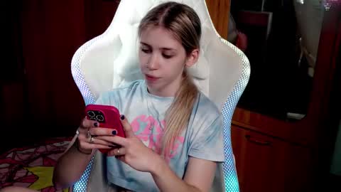 Snapshot of ho1yh01e chatting on 1, 11, 2025 Holly online show from 1, 11, 2025