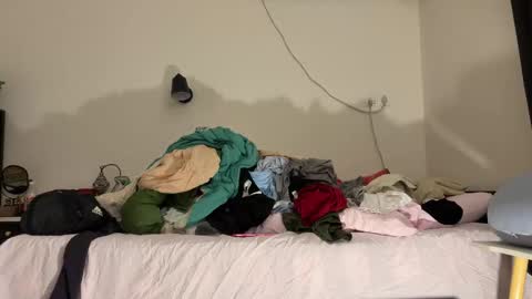 Snapshot of hola_sunflower chatting on 6, 11, 2025 amy online show from 6, 11, 2025