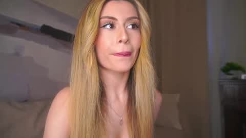 Snapshot of holayoula chatting on 15, 5, 2026 Moni Monica online show from 15, 5, 2026