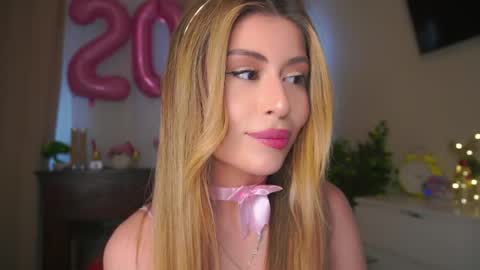 Snapshot of holayoula chatting on 27, 5, 2026 Moni Monica online show from 27, 5, 2026
