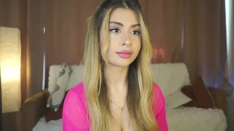 Snapshot of holayoula chatting on 7, 6, 2026 Moni Monica online show from 7, 6, 2026