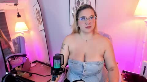 Snapshot of hollie_joliie chatting on 12, 2, 2026 Hollie online show from 12, 2, 2026