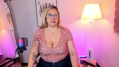 Snapshot of hollie_joliie chatting on 20, 2, 2026 Hollie online show from 20, 2, 2026