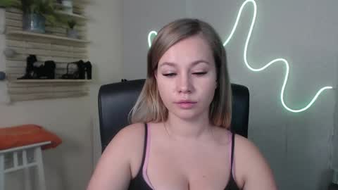 Snapshot of holly_bb95 chatting on 6, 12, 2024 Holly online show from 6, 12, 2024