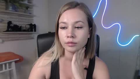 Snapshot of holly_bb95 chatting on 12, 12, 2024 Holly online show from 12, 12, 2024