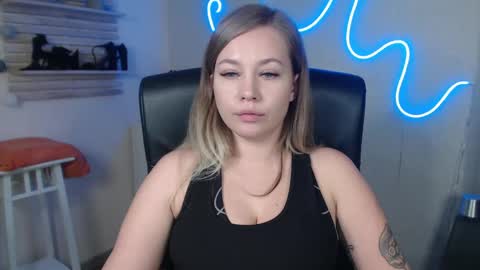 Snapshot of holly_bb95 chatting on 20, 12, 2024 Holly online show from 20, 12, 2024