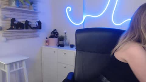 Snapshot of holly_bb95 chatting on 16, 1, 2025 Holly online show from 16, 1, 2025