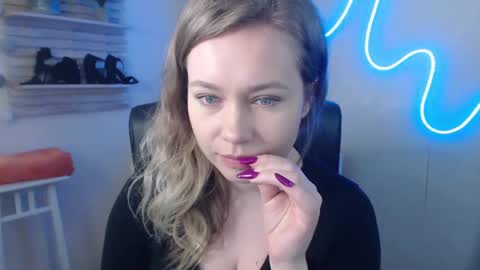 Snapshot of holly_bb95 chatting on 18, 2, 2025 Holly online show from 18, 2, 2025