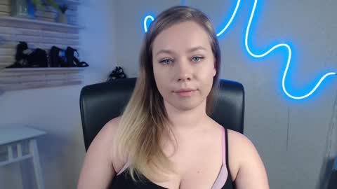 Snapshot of holly_bb95 chatting on 24, 2, 2025 Holly online show from 24, 2, 2025