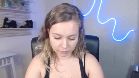 Snapshot of holly_bb95 chatting on 5, 3, 2025 Holly online show from 5, 3, 2025