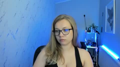 Snapshot of holly_bb95 chatting on 22, 9, 2025 Holly online show from 22, 9, 2025