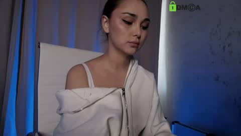 hollyextra online show from 2, 4, 2026