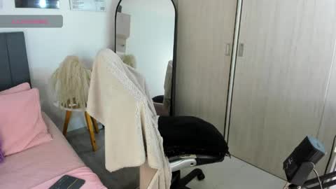 Snapshot of hollyprincess_2 chatting on 4, 5, 2026 holly princess mermaid online show from 4, 5, 2026