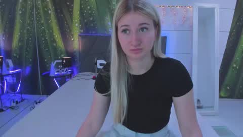 Snapshot of hollytaillor chatting on 7, 6, 2026 HollyTaillor online show from 7, 6, 2026