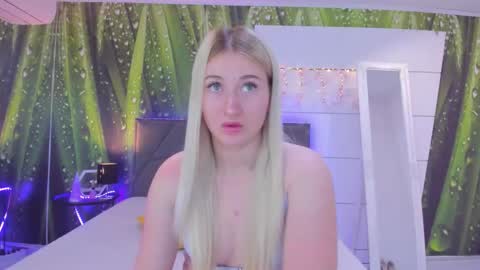 Snapshot of hollytaillor chatting on 8, 6, 2026 HollyTaillor online show from 8, 6, 2026