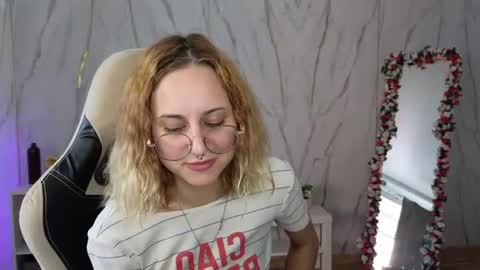 Snapshot of hollyy_pollyyyy chatting on 9, 8, 2026 Polly online show from 9, 8, 2026