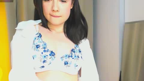 Snapshot of honeey_beee chatting on 25, 9, 2025 May online show from 25, 9, 2025