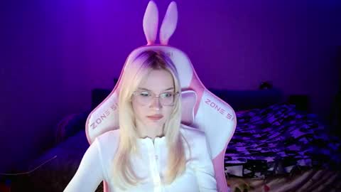 Snapshot of honey_bold chatting on 4, 12, 2025 honey_bold online show from 4, 12, 2025