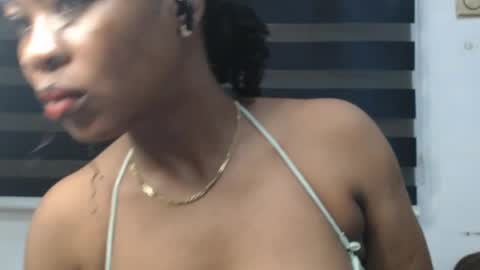 Snapshot of honey_dollxx chatting on 27, 5, 2026 Flora online show from 27, 5, 2026