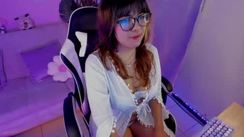 Snapshot of honey_m0on chatting on 3, 6, 2026 Milenka online show from 3, 6, 2026