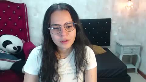 Snapshot of honeybuu_ chatting on 7, 5, 2026 Emily online show from 7, 5, 2026