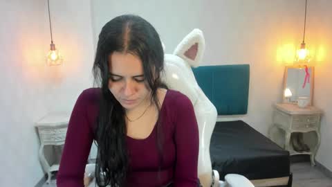 Snapshot of honeybuu_ chatting on 10, 6, 2026 Emily online show from 10, 6, 2026